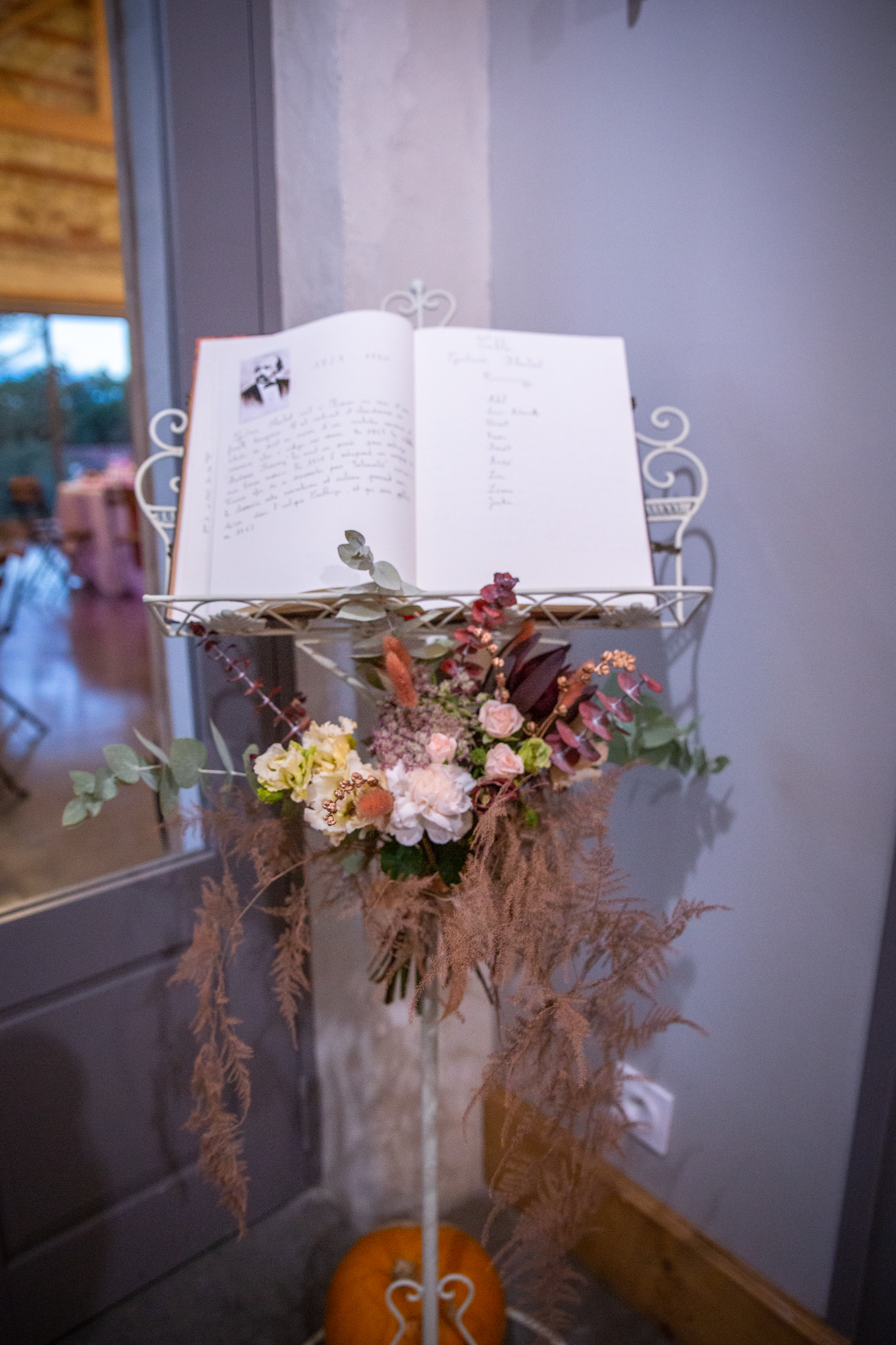 Mariage crépuscule d’automne — allée de cérémonie en extérieur